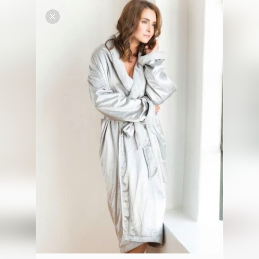 Giraffe at Home Gray Satin Robe - Picture 3 of 14